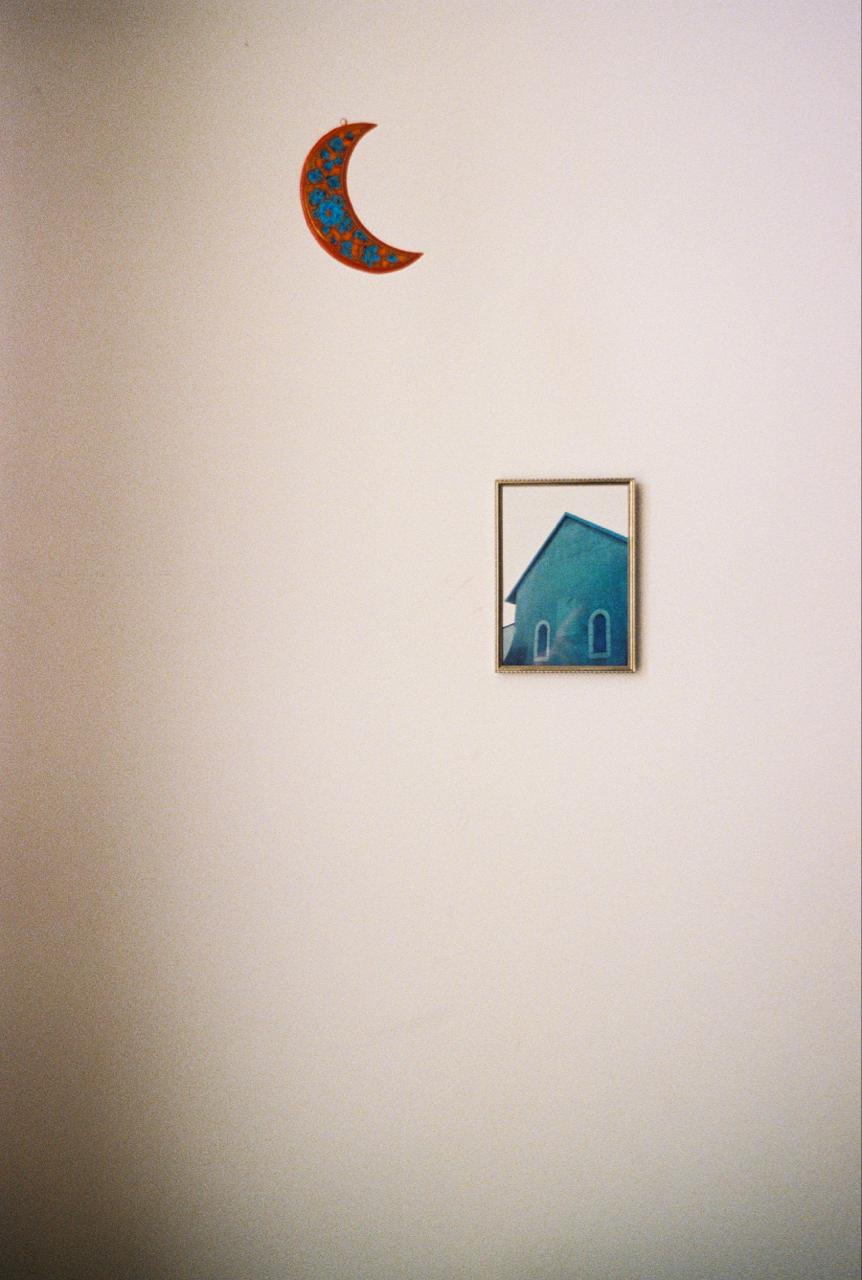 Détail du cabinet — croissant de lune et petit cadre au mur